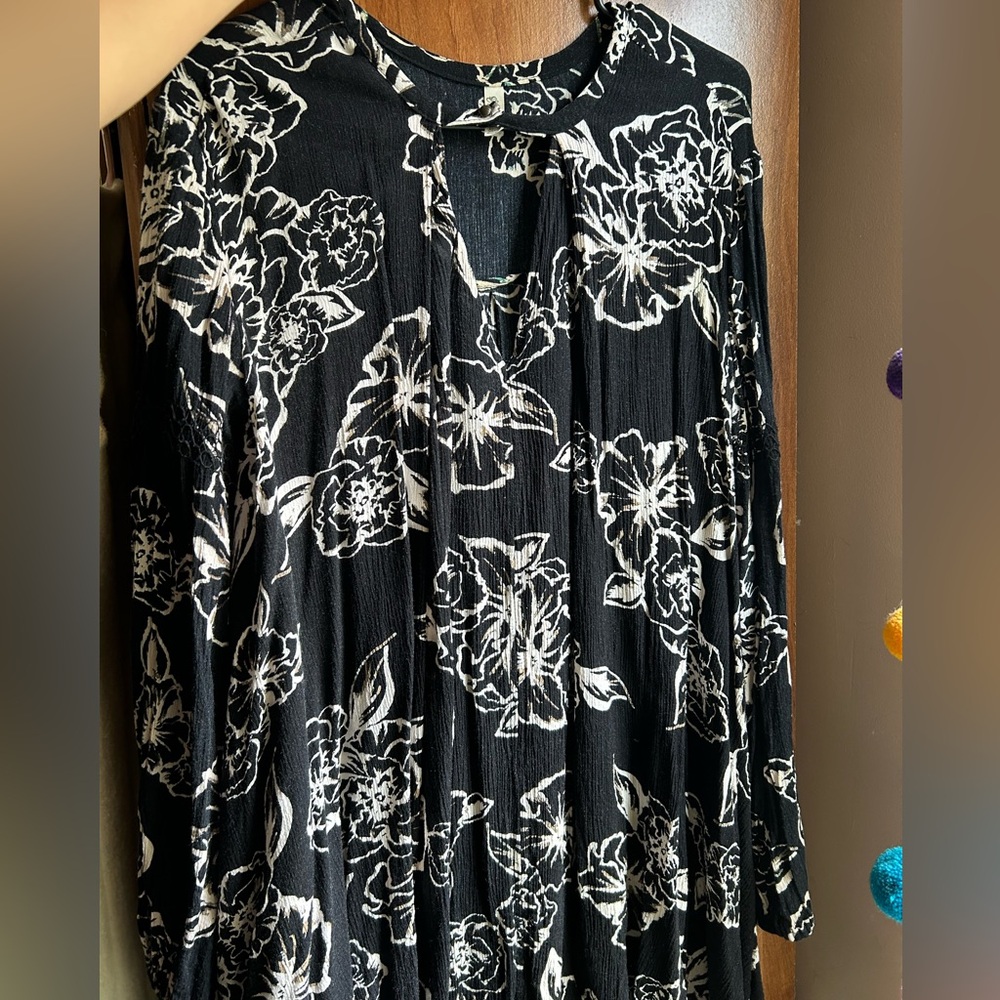 Free People long sleeve tunic with peep hole and button